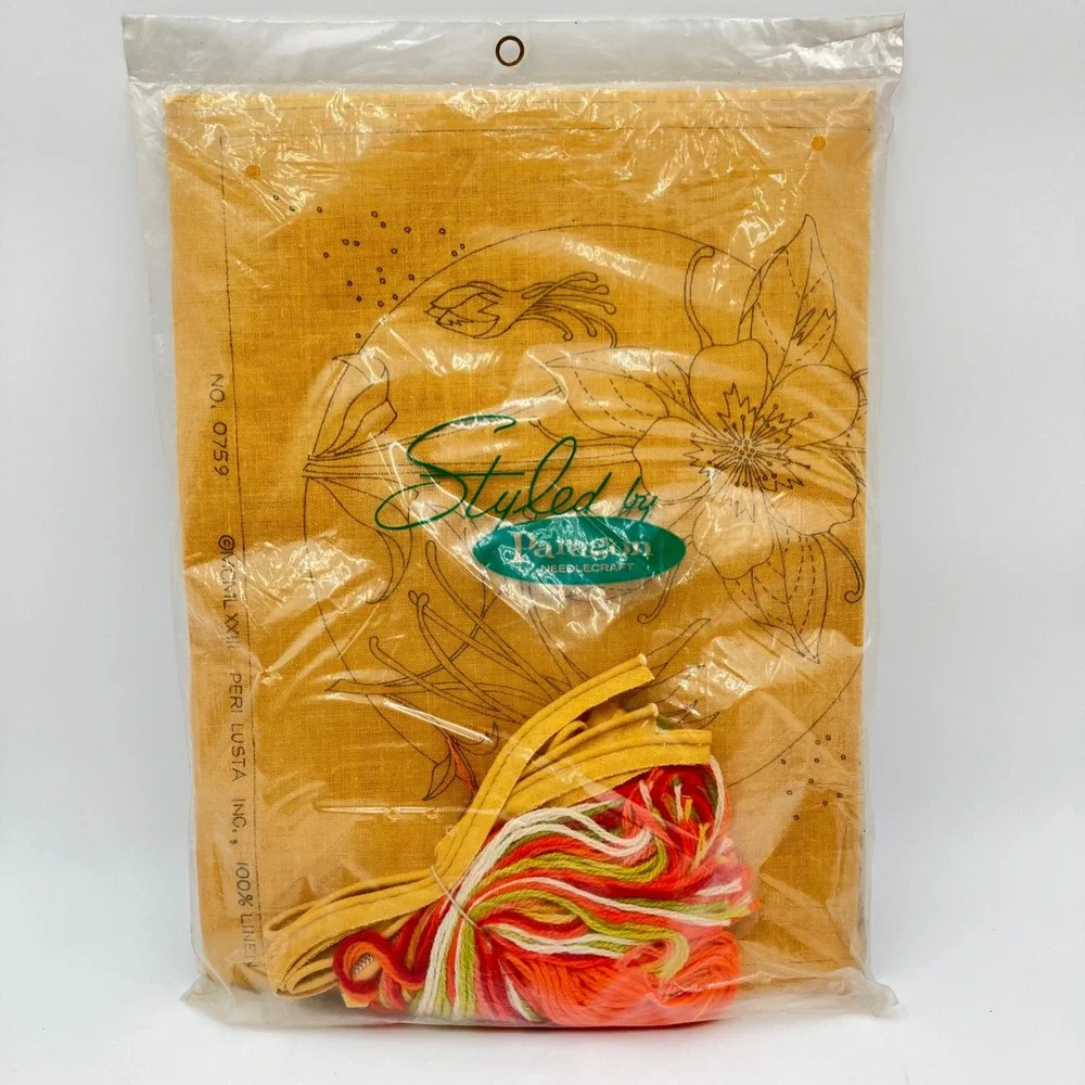 Vintage Paragon Columbine Pillow Crewel Embroidery Kit 0759 Gold Linen 1973 NEW